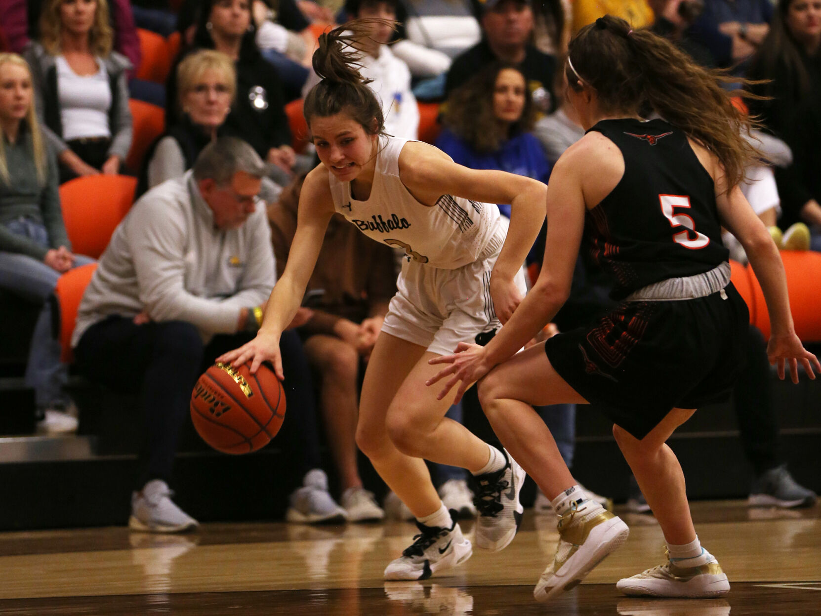 Tess Rule lunges around Newcastle junior Shelby Tidyman